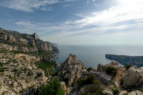 Image de falaises au bord de l'eau