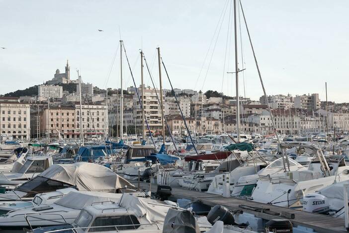 Image du port montrant des bateaux